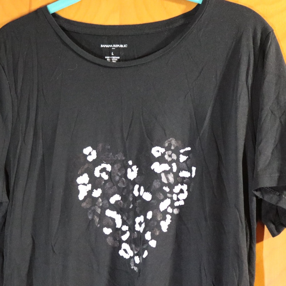 Banana Republic black t-shirt with animal print heart, size large - Picture 3 of 9